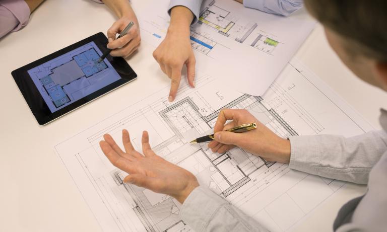Grupa architektów planująca budynek