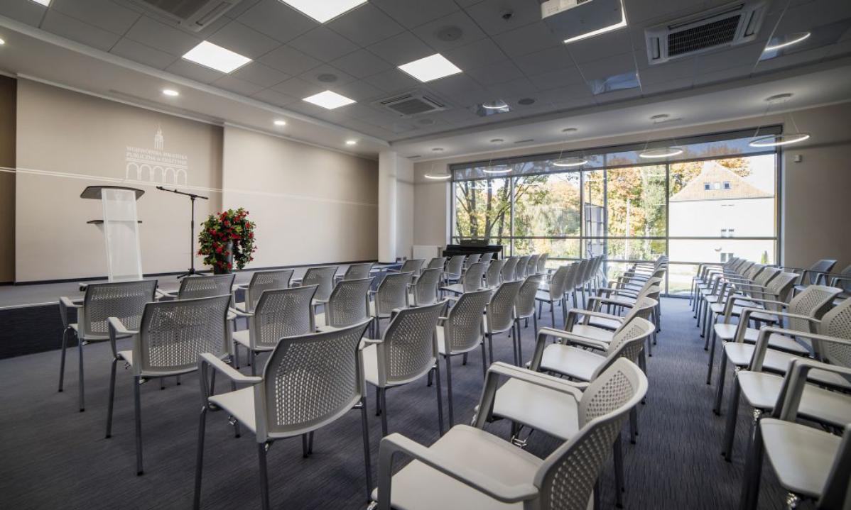 Sala kongresowa w odcieniach bieli
