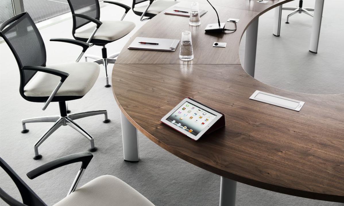 Stół konferencyjny z tabletem